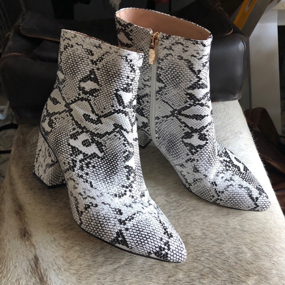 Wetkiss black and white Faux Lizard ankle boots sz 9